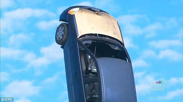 Cảnh sát Toronto đau đầu vì chiếc xe bí ẩn bỗng bị treo ngược dưới gầm cầu mà không rõ nguyên do